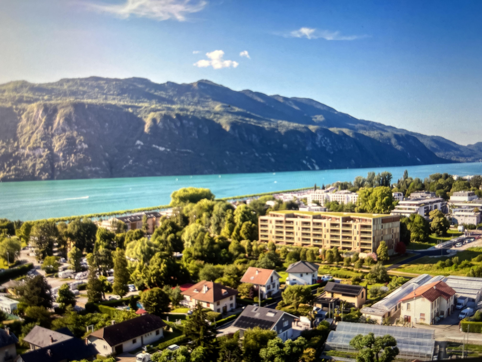 AIX LES BAINS T2 DE 61m2 donnant sur terrasse de 40m2 à 100m du lac
