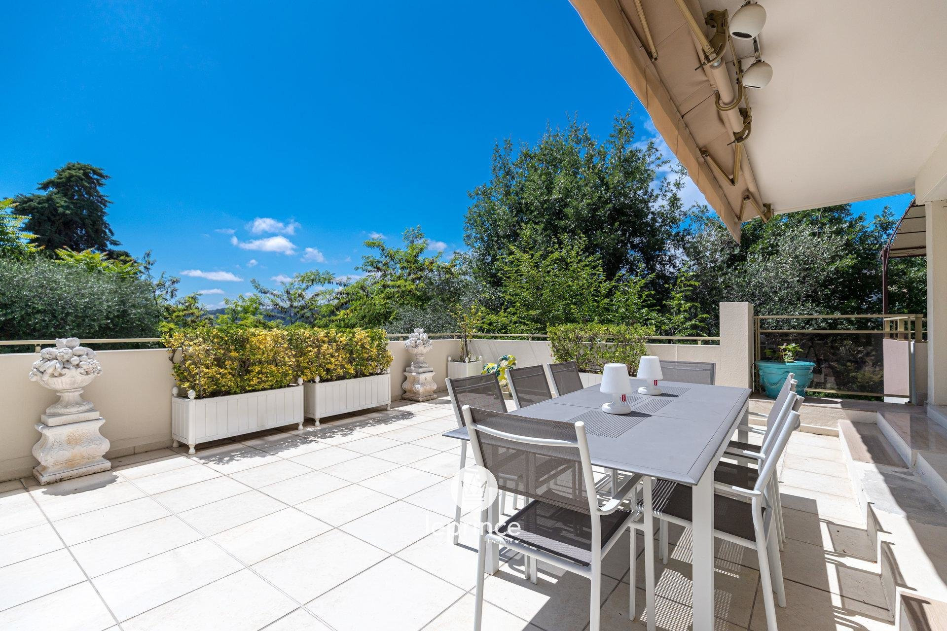 VILLE LA GRAND ATTIQUE T5 DE 108m2 donnant sur terrasse de 66m2